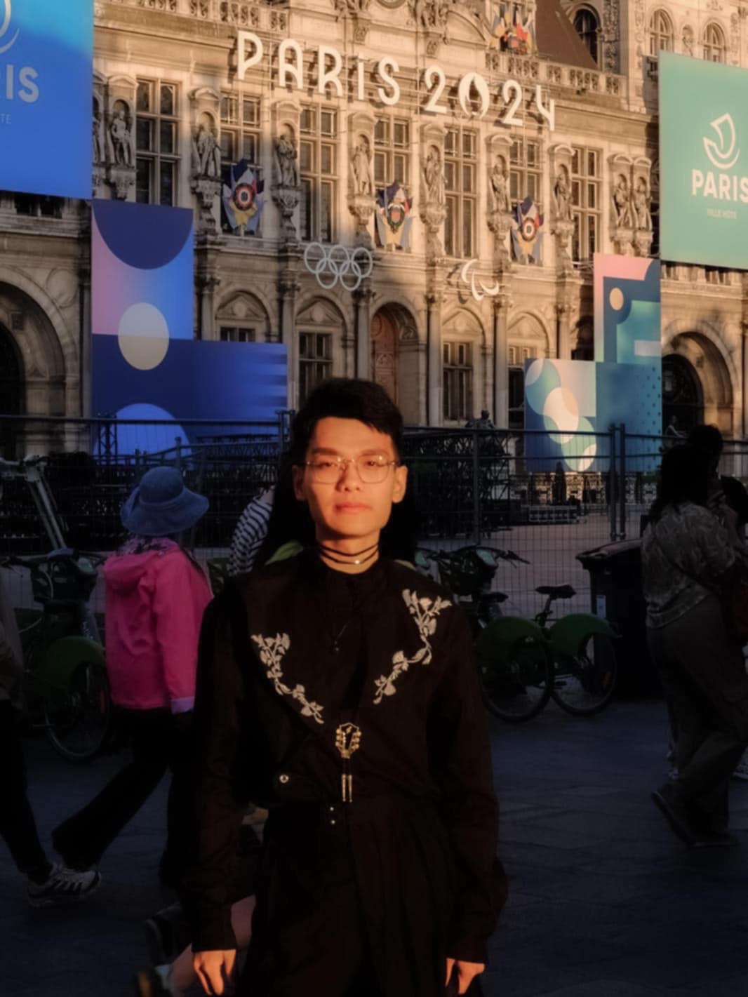 Hoàng Nam trước Toà thị chính Paris được trang trí chào đón Olympic Paris 2024.