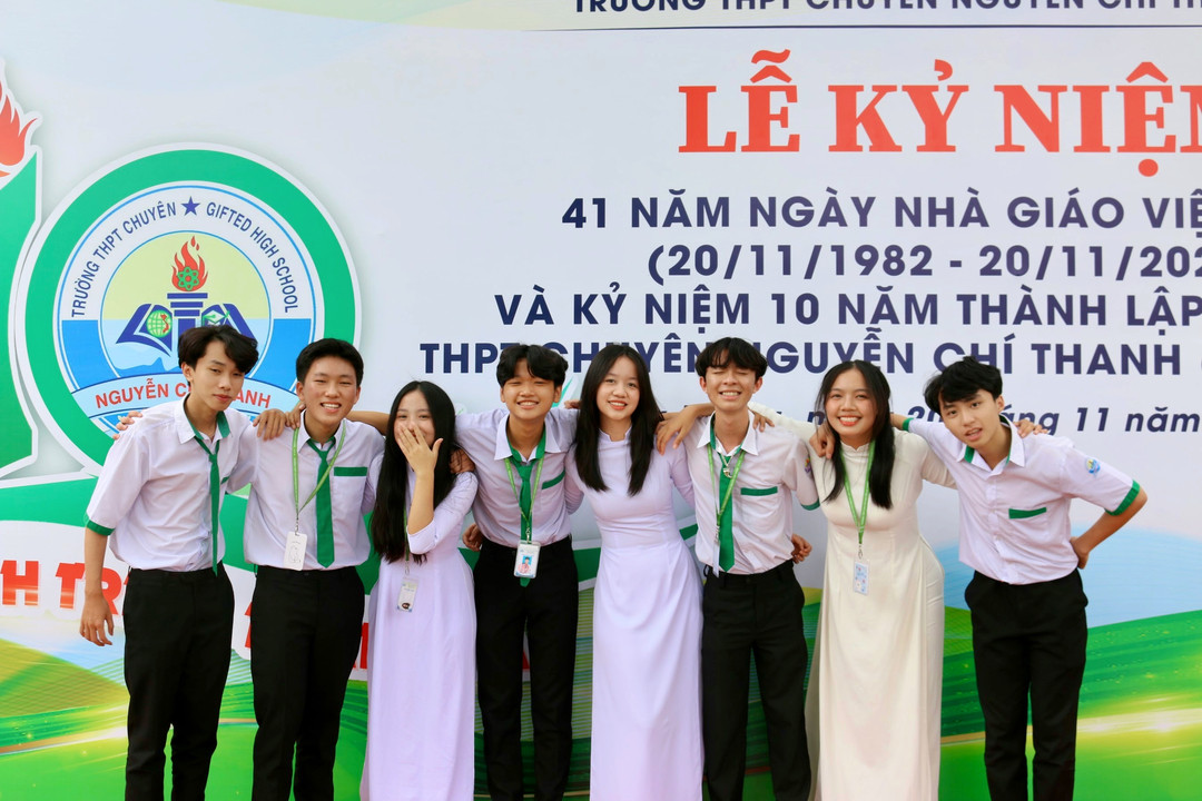 Sơn (thứ 4 từ trái qua) và những người bạn tại trường THPT Chuyên Nguyễn Chí Thanh. Sơn (thứ 4 từ trái qua) và những người bạn tại trường THPT Chuyên Nguyễn Chí Thanh.