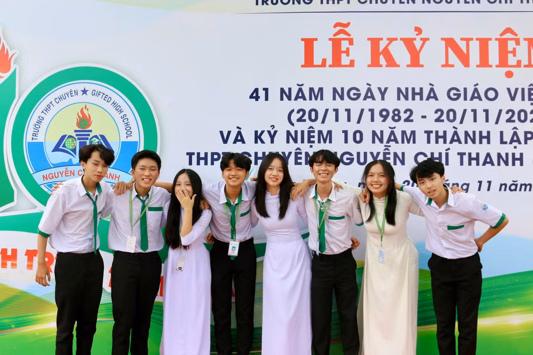Sơn (thứ 4 từ trái qua) và những người bạn tại trường THPT Chuyên Nguyễn Chí Thanh.