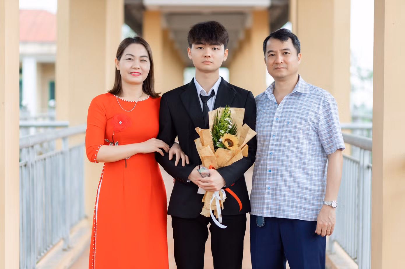Thái Hòa chụp ảnh cùng bố mẹ.