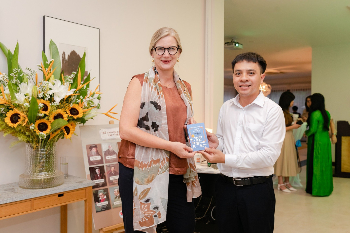 TS Nguyễn Quang Đông tặng sách bà Đại sứ Thụy Điển.