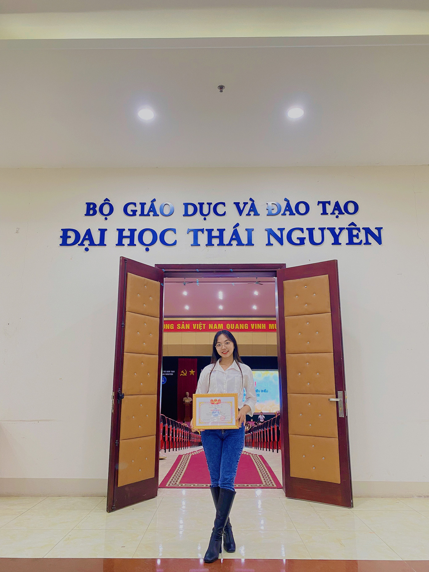 Huế nhận giấy khen Sinh viên xuất sắc tiêu biểu cấp Đại học Thái Nguyên.