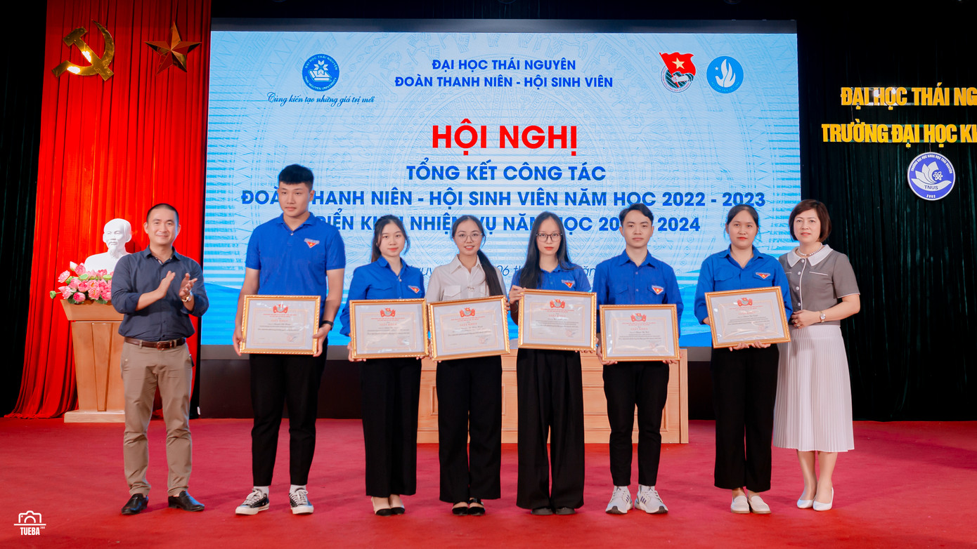 Huế (áo trắng) nhận giấy khen tại Hội nghị tổng kết năm học Đại học Thái Nguyên.