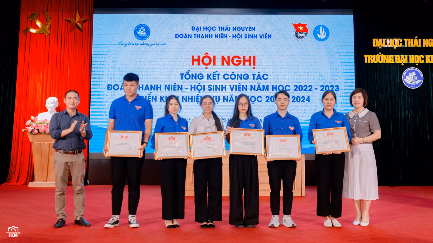 Huế (áo trắng) nhận giấy khen tại Hội nghị tổng kết năm học Đại học Thái Nguyên.