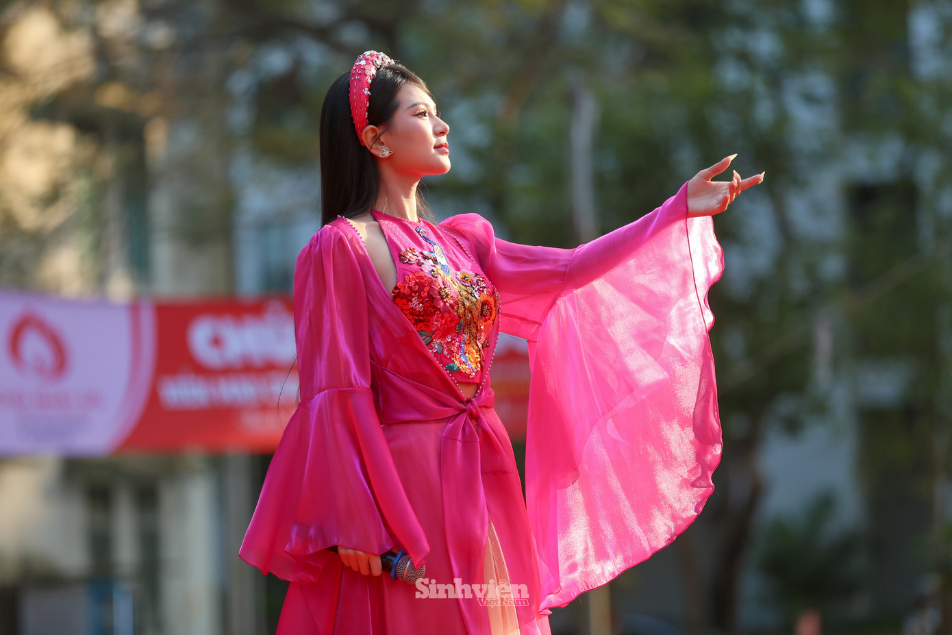 An Thu An đem đến "Chủ Nhật Đỏ" hai ca khúc 'Em chọn lối này' và 'Tứ thân'. Ca khúc 'Tứ thân' là sản phẩm gây tiếng vang của An Thu An với khán giả trẻ trong năm 2024 khi Thu An kết hợp chất liệu dân gian Bắc Bộ với phong cách phối khí hiện đại.