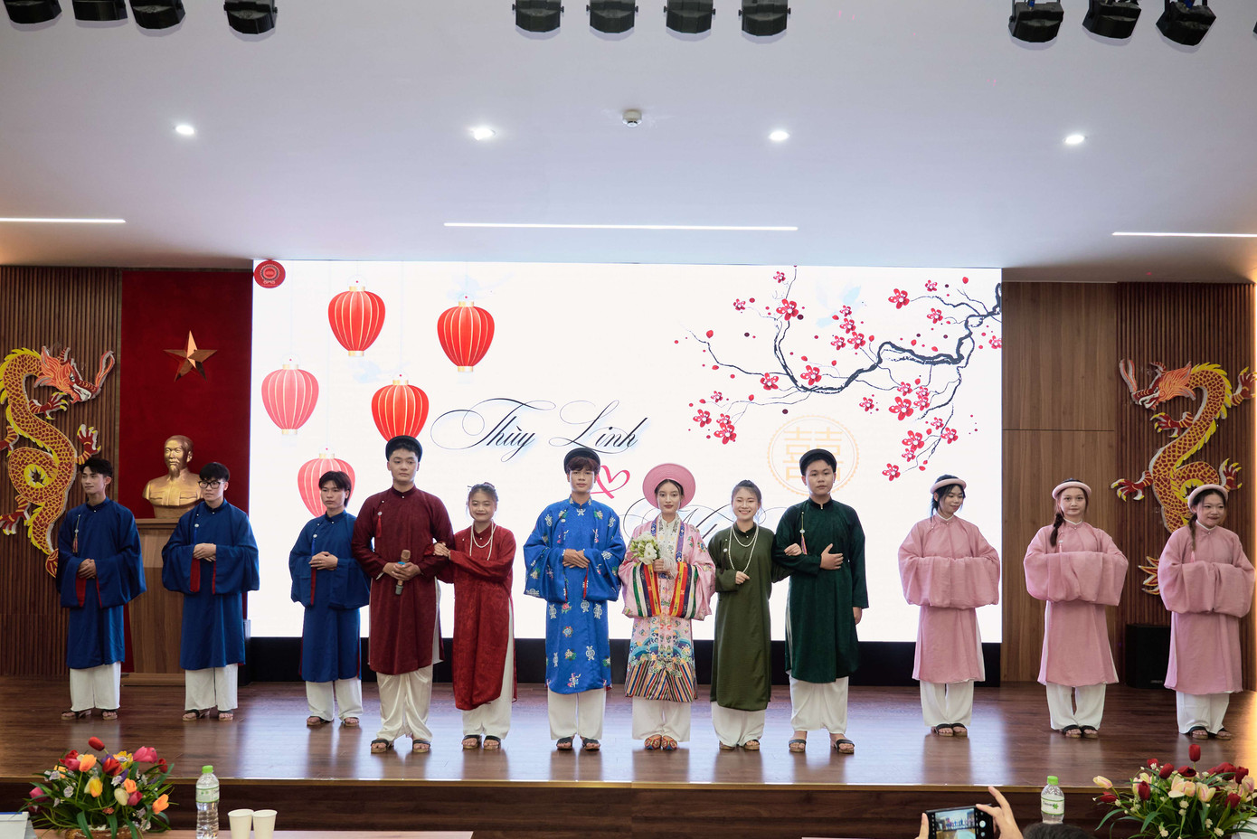 Sinh viên lớp QTDL 17-02 tái hiện đám cưới cung đình thời Nguyễn. Sinh viên lớp QTDL 17-02 tái hiện đám cưới cung đình thời Nguyễn.