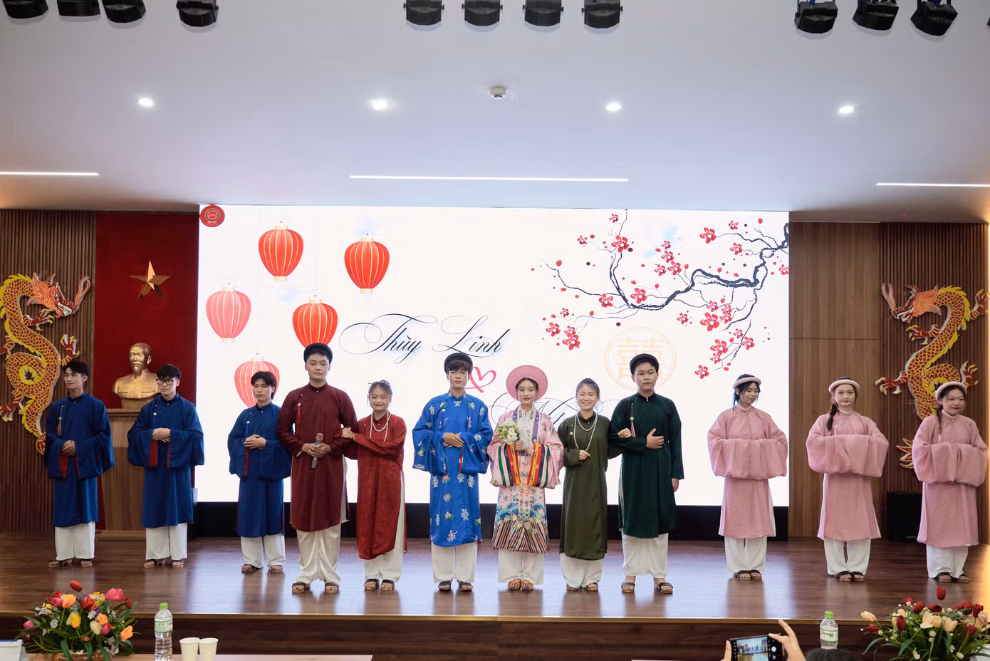 Sinh viên lớp QTDL 17-02 tái hiện đám cưới cung đình thời Nguyễn.