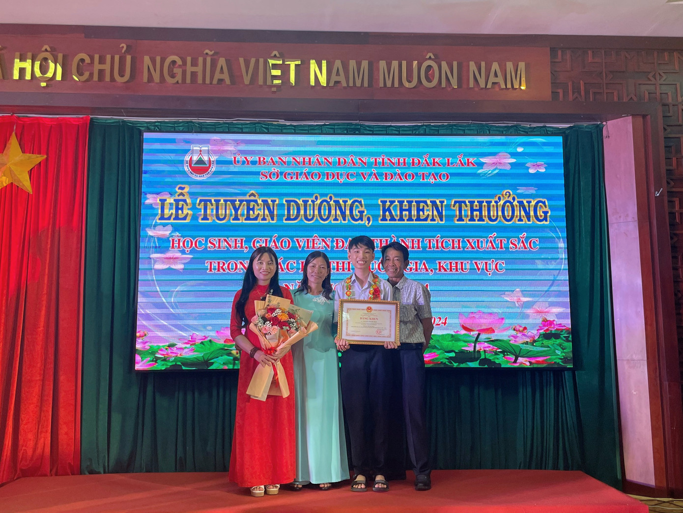 Nguyễn Thanh Bình vinh dự nhận Bằng khen của tỉnh trong lễ tuyên dương, khen thưởng học sinh, giáo viên đạt thành tích xuất sắc trong các kỳ thi cấp Quốc gia, Khu vực.