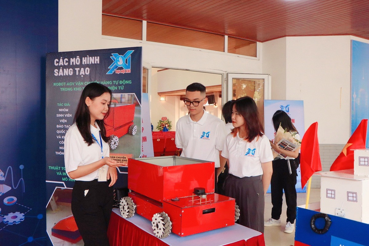 Hải Anh với vai trò là đại biểu chính thức tham dự Đại hội đại biểu Hội Sinh viên trường đang giới thiệu robot tự hành - một sản phẩm nghiên cứu của nhóm. Hải Anh với vai trò là đại biểu chính thức tham dự Đại hội đại biểu Hội Sinh viên trường đang giới thiệu robot tự hành - một sản phẩm nghiên cứu của nhóm.