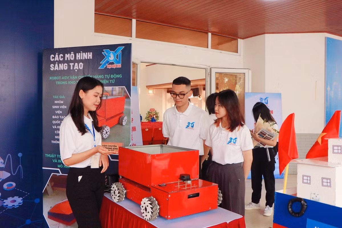 Hải Anh với vai trò là đại biểu chính thức tham dự Đại hội đại biểu Hội Sinh viên trường đang giới thiệu robot tự hành - một sản phẩm nghiên cứu của nhóm.