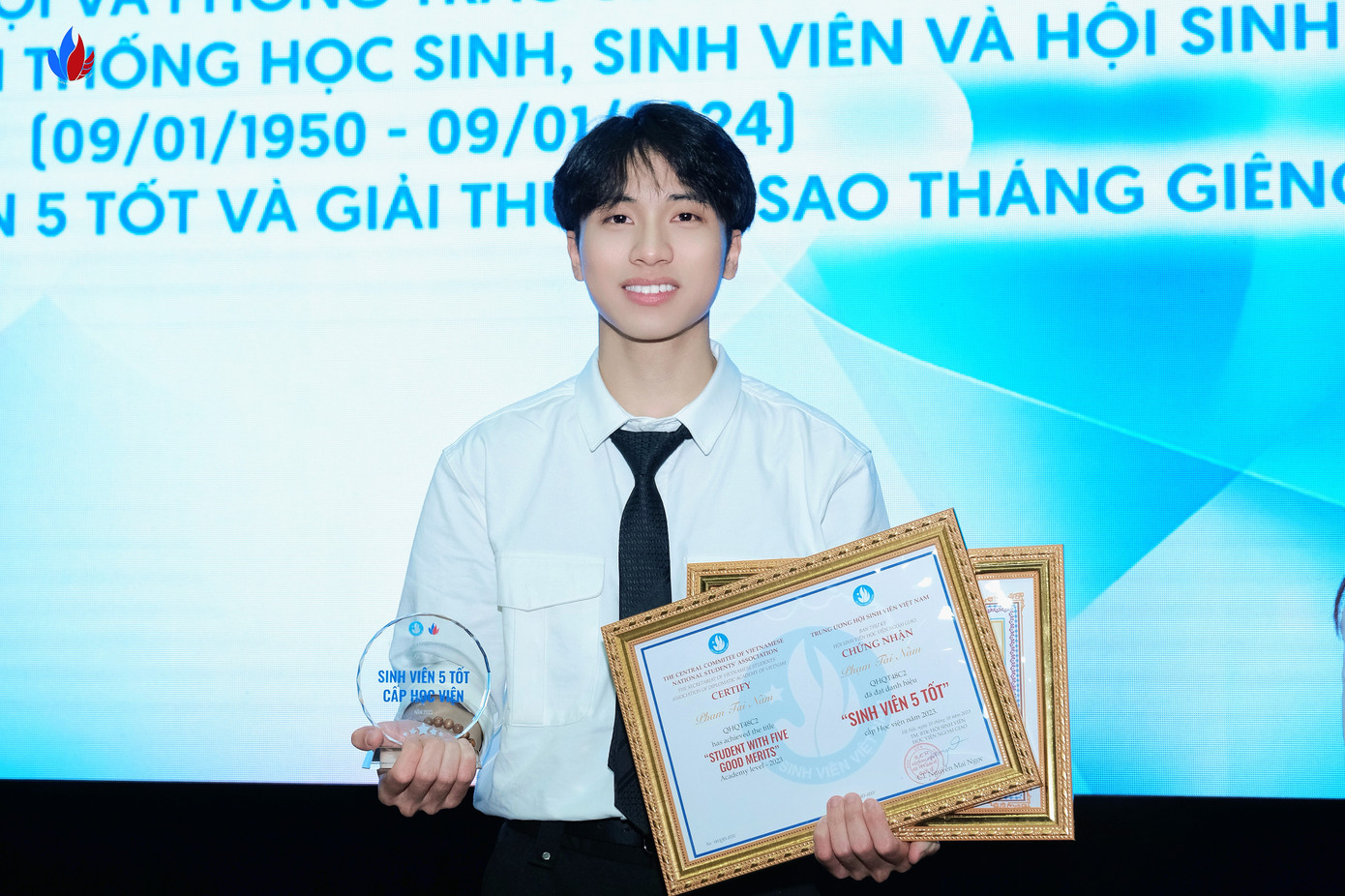 Đạt danh hiệu Sinh viên 5 Tốt là niềm vinh dự, tự hào đối với Tài Nam. Đạt danh hiệu Sinh viên 5 Tốt là niềm vinh dự, tự hào đối với Tài Nam.