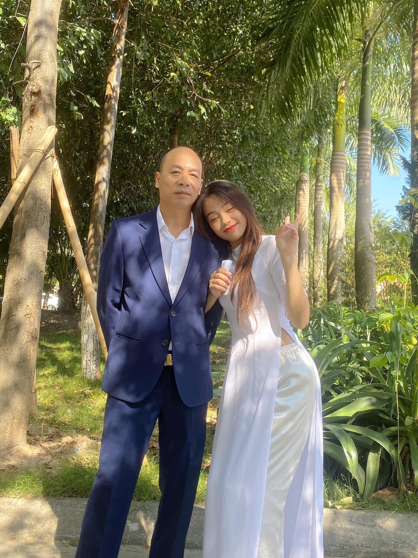 Ngọc Trâm chụp ảnh cùng bố. Ngọc Trâm chụp ảnh cùng bố.