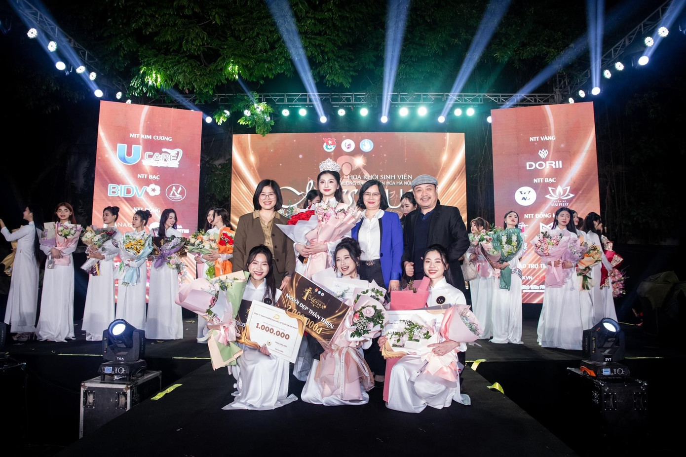 Khánh Linh chụp ảnh cùng các bạn thí sinh khác và các thầy, cô Khoa Viết văn, Báo chí, Trường Đại học Văn hóa Hà Nội. Khánh Linh chụp ảnh cùng các bạn thí sinh khác và các thầy, cô Khoa Viết văn, Báo chí, Trường Đại học Văn hóa Hà Nội.