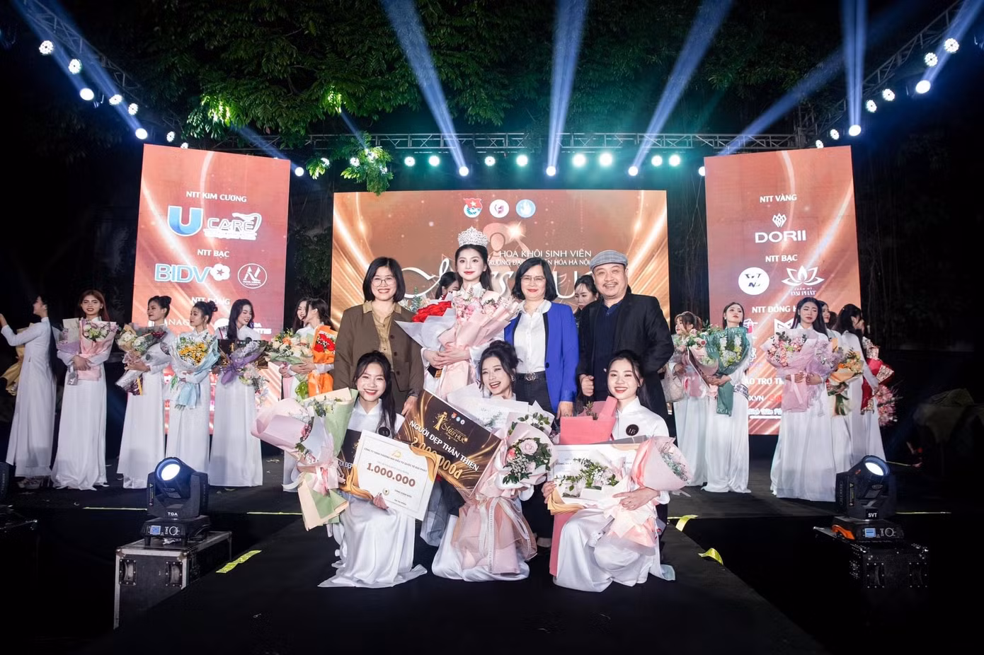 Khánh Linh chụp ảnh cùng các bạn thí sinh khác và các thầy, cô Khoa Viết văn, Báo chí, Trường Đại học Văn hóa Hà Nội.