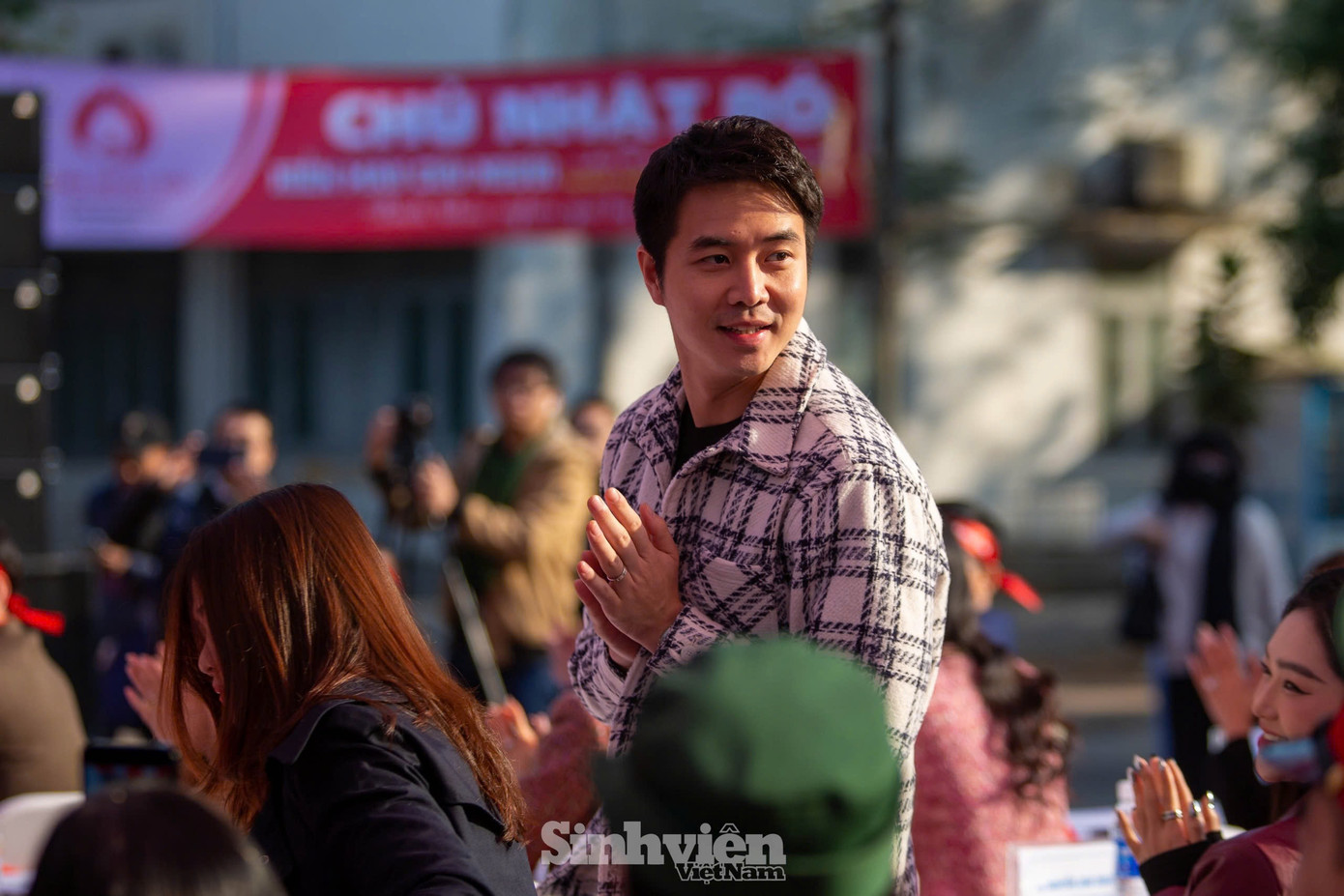 Phùng Đức Hiếu để lại ấn tượng với khán giả qua nhiều bộ phim truyền hình khác nhau như: Hồ sơ cá sấu, Bên dòng Păng Pơi, Bản hùng ca bên sông và mới đây nhất là vai anh cảnh sát điển trai ở “Phố trong làng”.