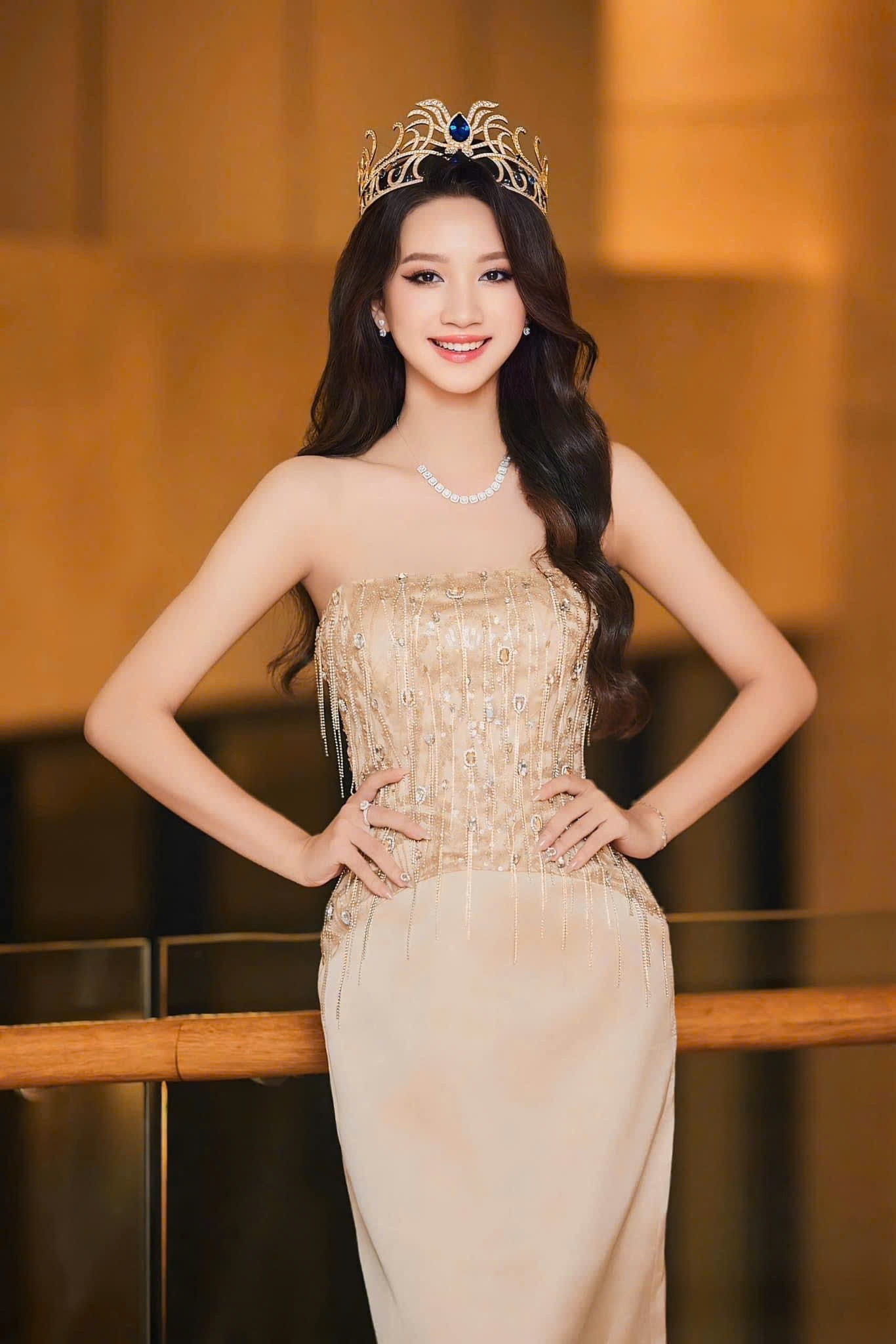 Ánh Tuyết làm thêm với vai trò mẫu ảnh, mẫu thời trang và sự kiện.