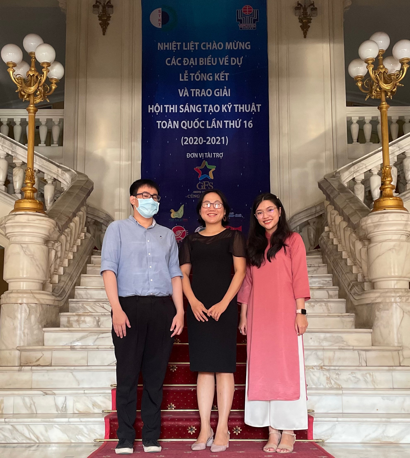 Trà My, TS. Hà Thị Thanh Hương và nhóm nghiên cứu tại lễ trao giải Hội thi sáng tạo Kỹ thuật toàn quốc lần thứ 16.