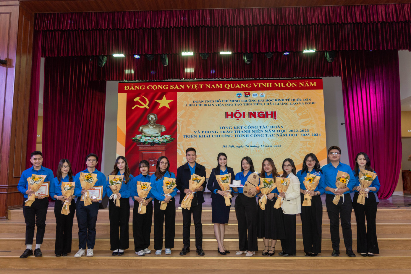 Linh Chi cùng Ban chấp hành Liên chi Đoàn Viện Đào tạo Tiên tiến, CLC và POHE. Linh Chi cùng Ban chấp hành Liên chi Đoàn Viện Đào tạo Tiên tiến, CLC và POHE.