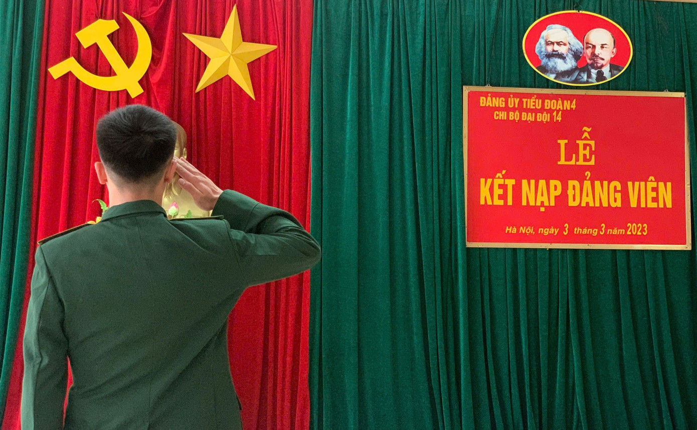 Văn Trường vinh dự khi được đứng trong hàng ngũ của Đảng Cộng sản Việt Nam.