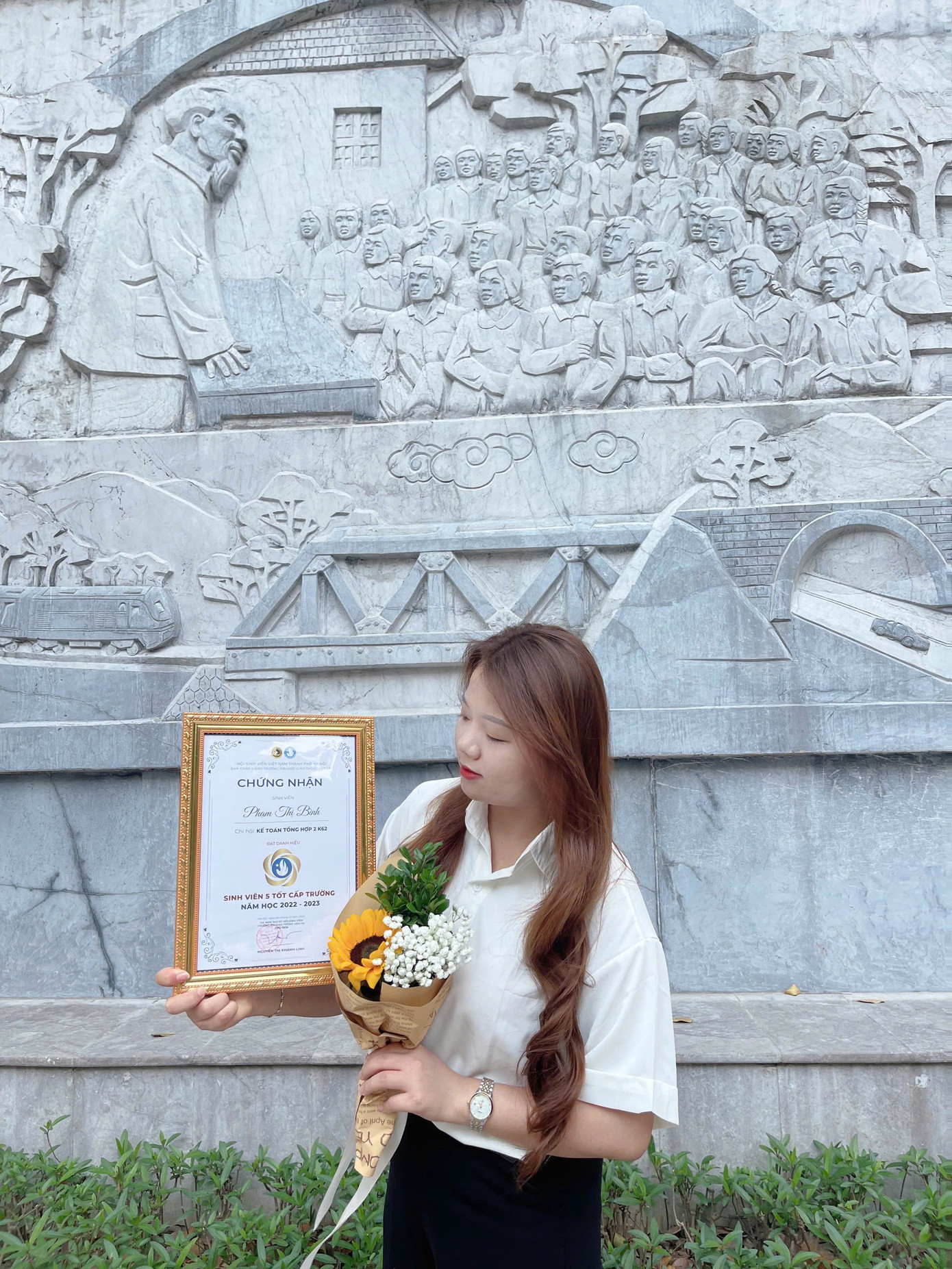 Phạm Thị Bình nhận chứng nhận Sinh viên 5 tốt. Phạm Thị Bình nhận chứng nhận Sinh viên 5 tốt.