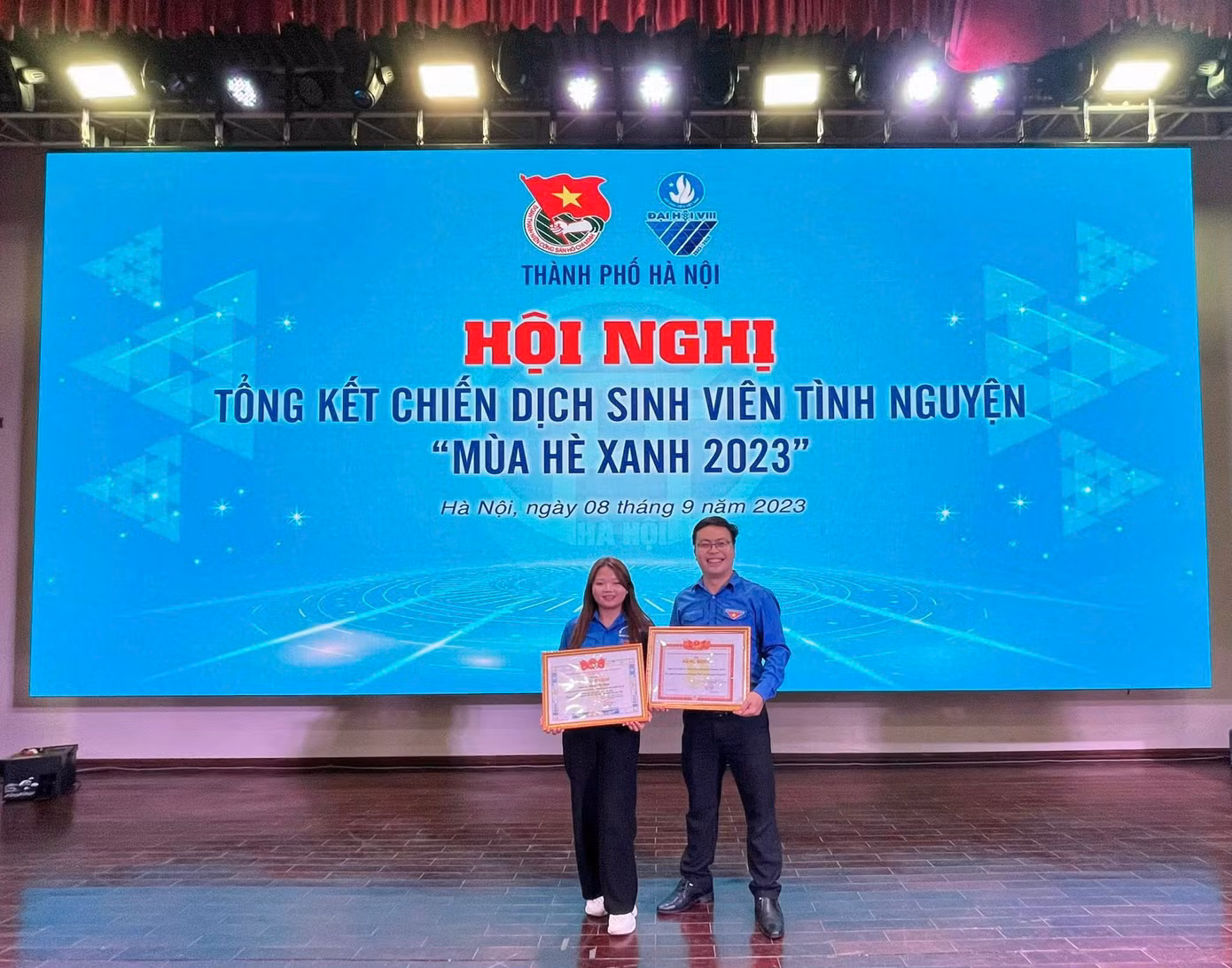 Phạm Thị Bình (bên trái) nhận Bằng khen tại Hội nghị Thành phố Hà Nội. Phạm Thị Bình (bên trái) nhận Bằng khen tại Hội nghị Thành phố Hà Nội.