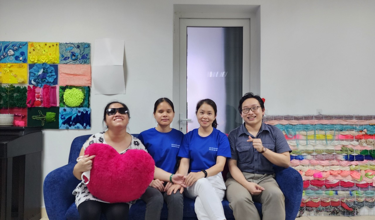 Trong thời gian theo học tại Trường PTCS Nguyễn Đình Chiểu, Thành có cơ hội được tiếp xúc với nhiều tình nguyện viên nước ngoài đến giảng dạy tiếng Anh ở đây. Trong thời gian theo học tại Trường PTCS Nguyễn Đình Chiểu, Thành có cơ hội được tiếp xúc với nhiều tình nguyện viên nước ngoài đến giảng dạy tiếng Anh ở đây.