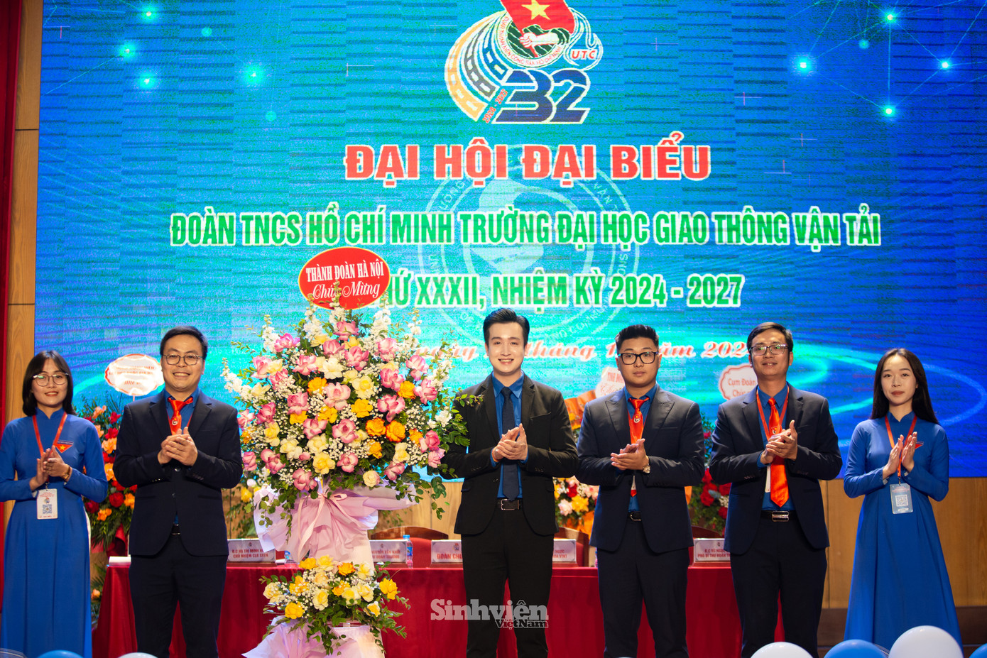 Anh Đào Đức Việt - Phó Bí thư Thành đoàn Hà Nội tặng hoa chúc mừng Đại hội. Anh Đào Đức Việt - Phó Bí thư Thành đoàn Hà Nội tặng hoa chúc mừng Đại hội.