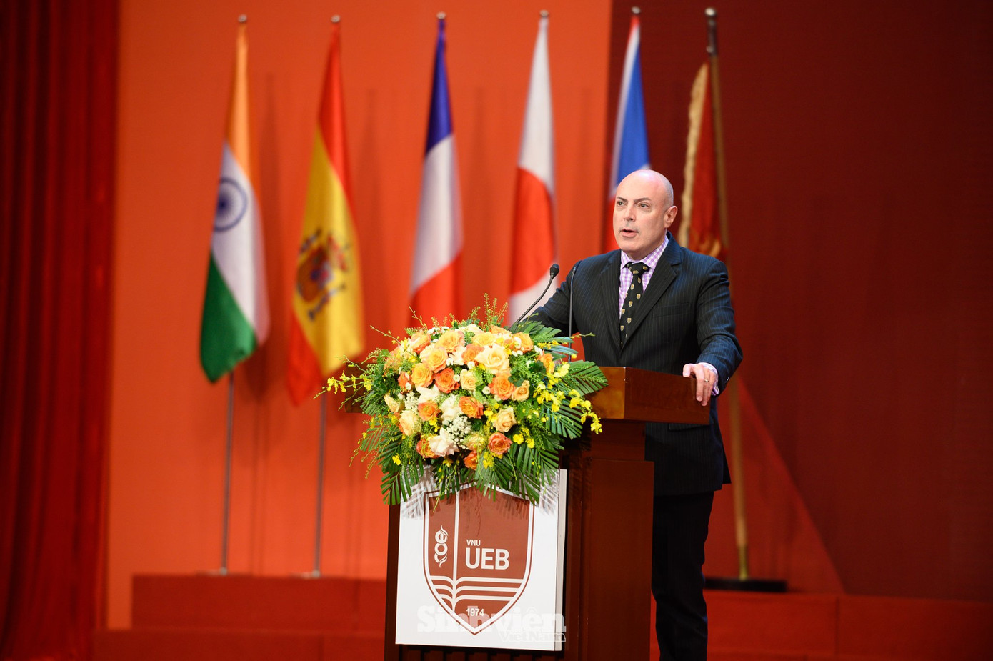 Ông Steven Derek Brown, Phó Chủ tịch Hiệp hội doanh nghiệp Anh Quốc tại Việt Nam chia sẻ niềm vui cùng các tân cử nhân, thạc sĩ, tiến sĩ.