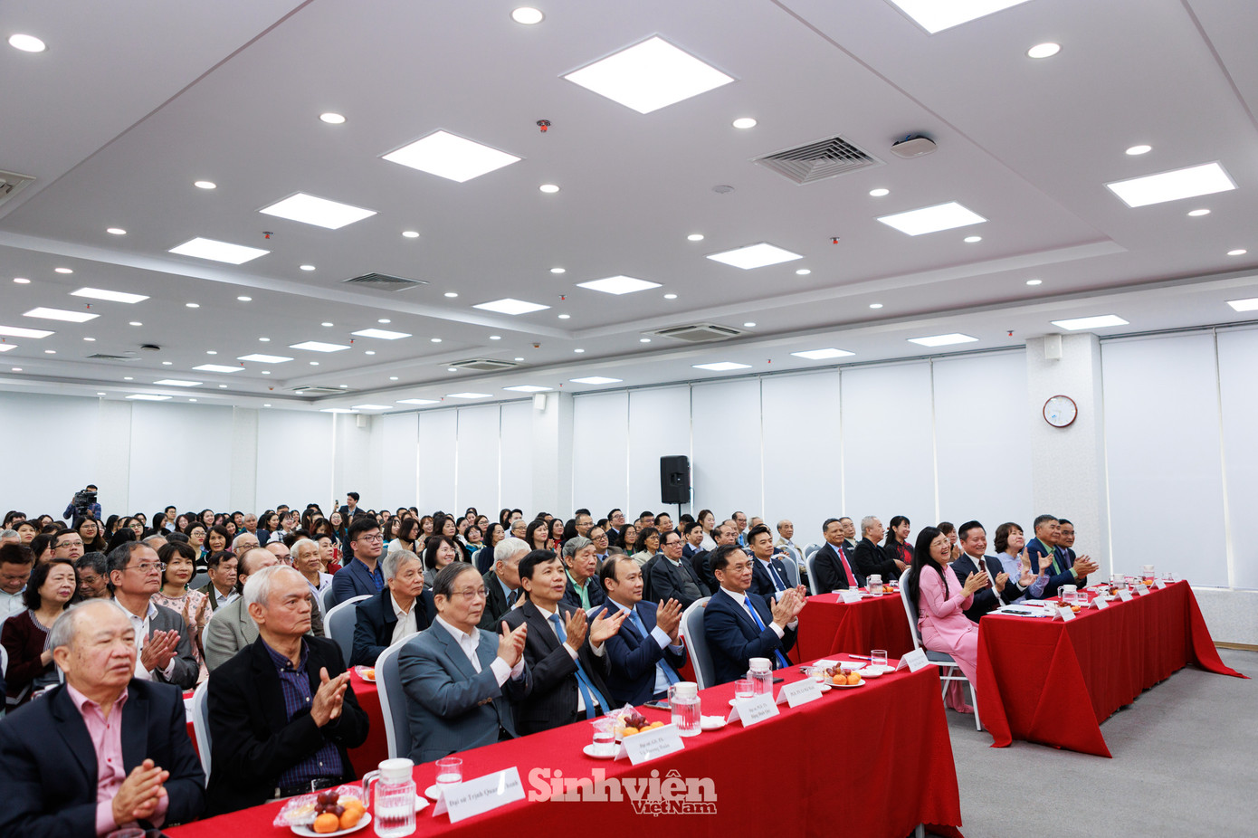 Các đại biểu tham dự chương trình Kỷ niệm 65 năm Ngày thành lập học viện và chào mừng Ngày Nhà giáo Việt Nam 20/11.