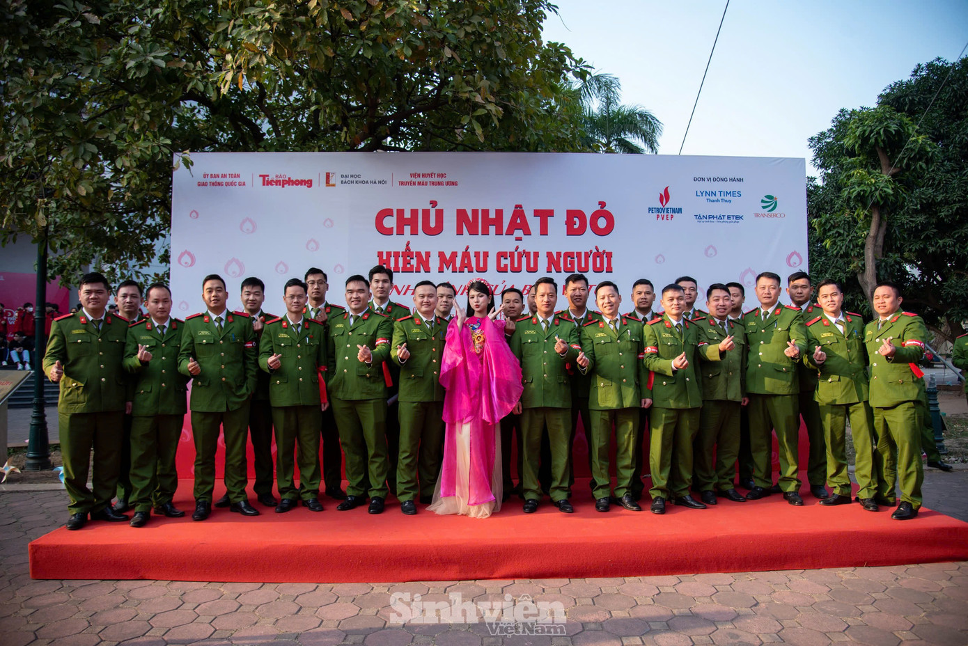 Ca sĩ An Thu An giao lưu cùng các học viên Học viện Cảnh sát Nhân dân.