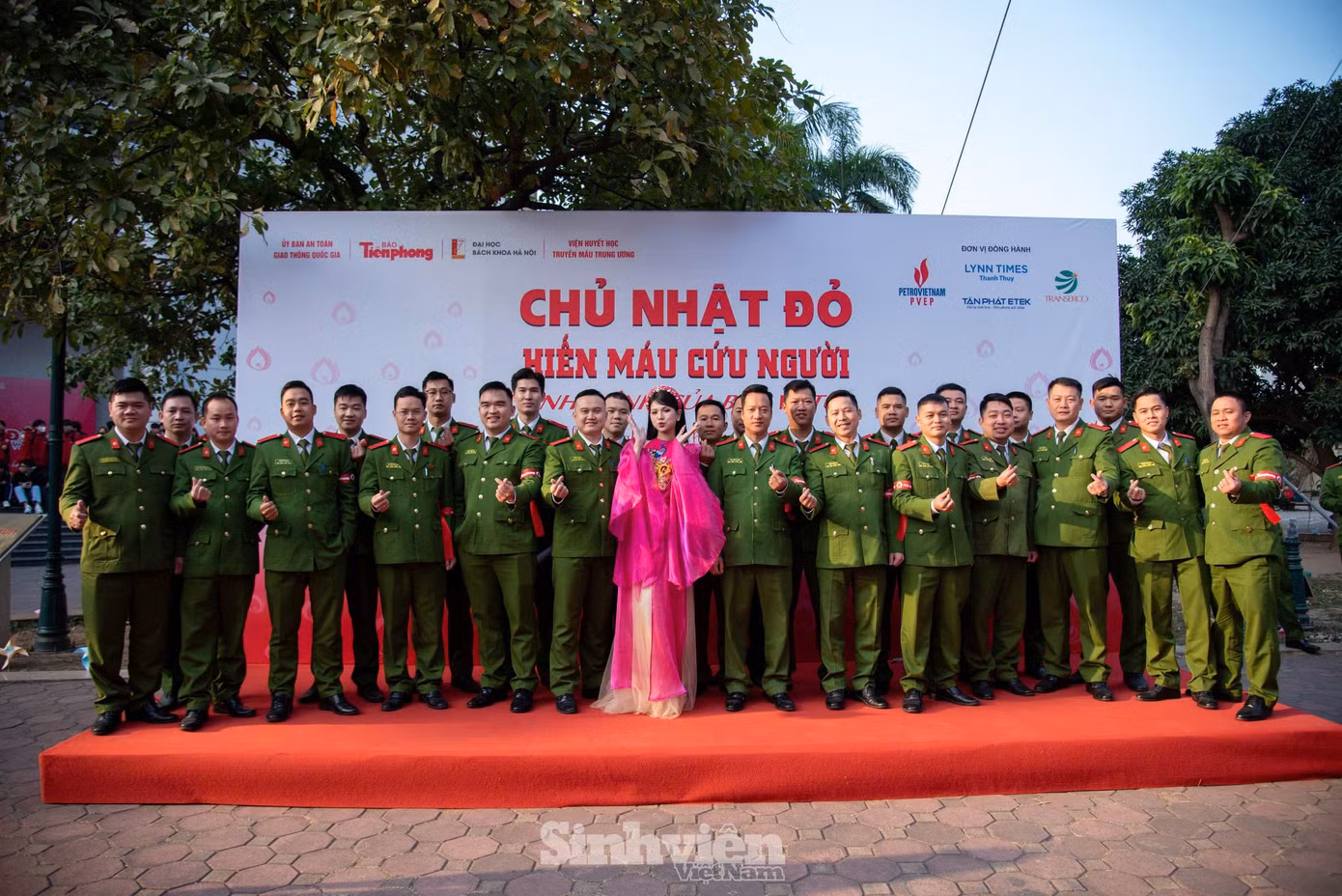 Ca sĩ An Thu An giao lưu cùng các học viên Học viện Cảnh sát Nhân dân.