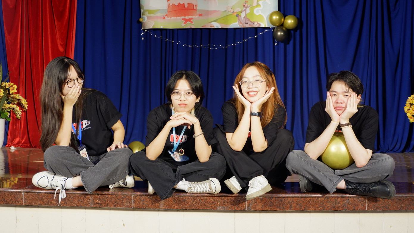 Xuân Quỳnh cùng các bạn trong CLB Mỹ thuật sáng tạo. Xuân Quỳnh cùng các bạn trong CLB Mỹ thuật sáng tạo.