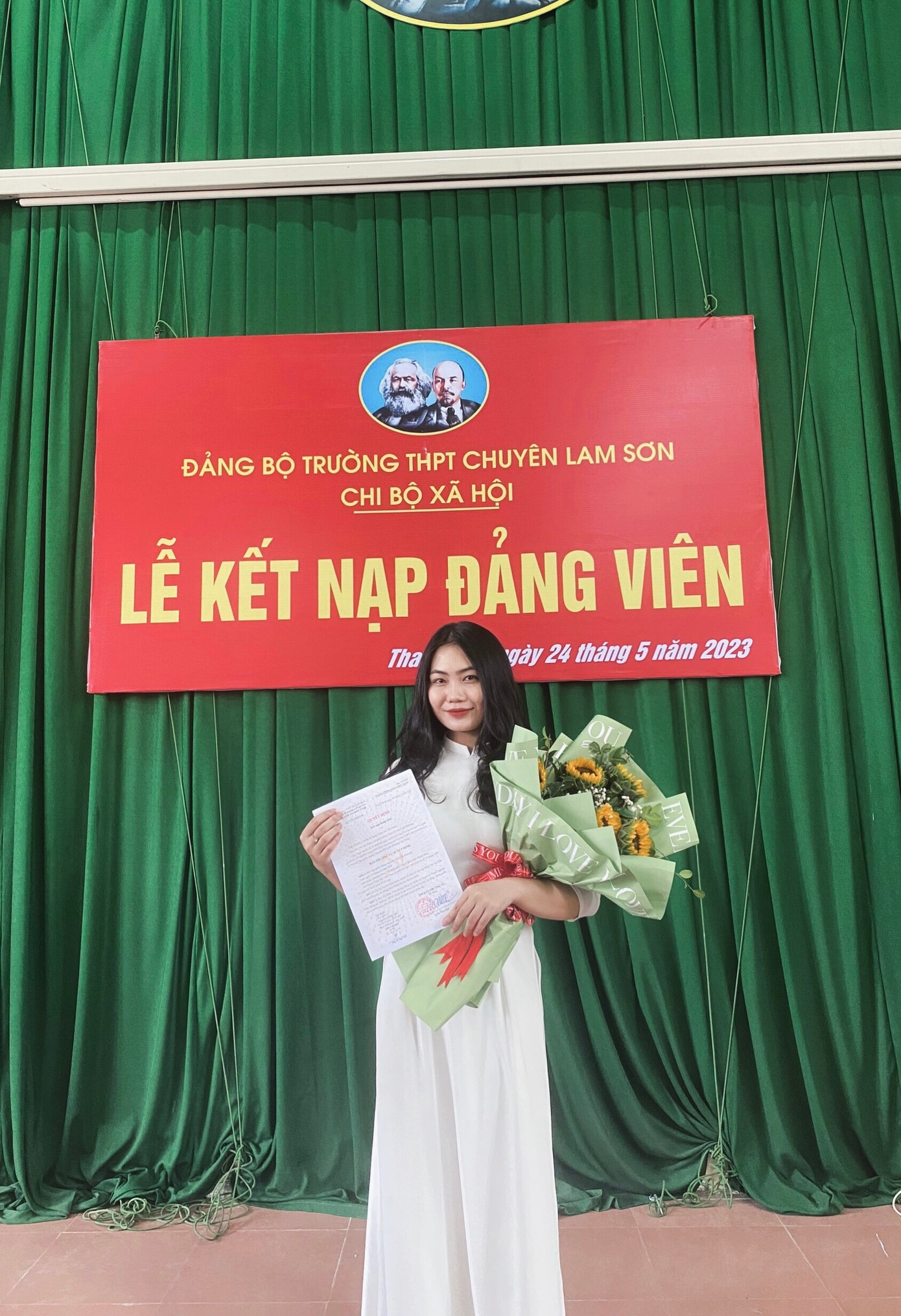 Linh Phượng vinh dự khi được kết nạp Đảng ở tuổi 18.