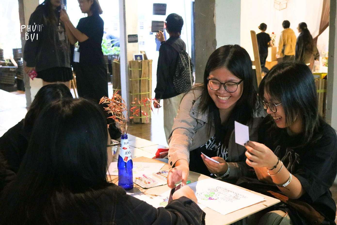 Niềm vui và nụ cười trên môi của mỗi bạn trẻ là động lực để dự án Phủ‘i’ Bụi tiếp tục thực hiện sự kiện “Đêm tỏ lòng”.