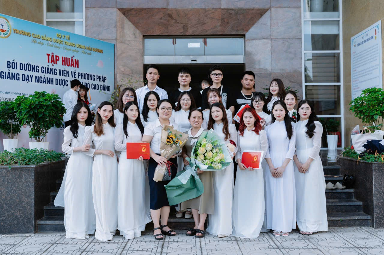 Nhung chụp ảnh cùng cố vấn Đỗ Thanh Uyên bên trái và cô Nguyễn Thị Thu Huyền - Phó Giám đốc Trung tâm nghiên cứu và kinh doanh Dược tại Trường Cao đẳng Dược Trung ương Hải Dương. Nhung chụp ảnh cùng cố vấn Đỗ Thanh Uyên bên trái và cô Nguyễn Thị Thu Huyền - Phó Giám đốc Trung tâm nghiên cứu và kinh doanh Dược tại Trường Cao đẳng Dược Trung ương Hải Dương.