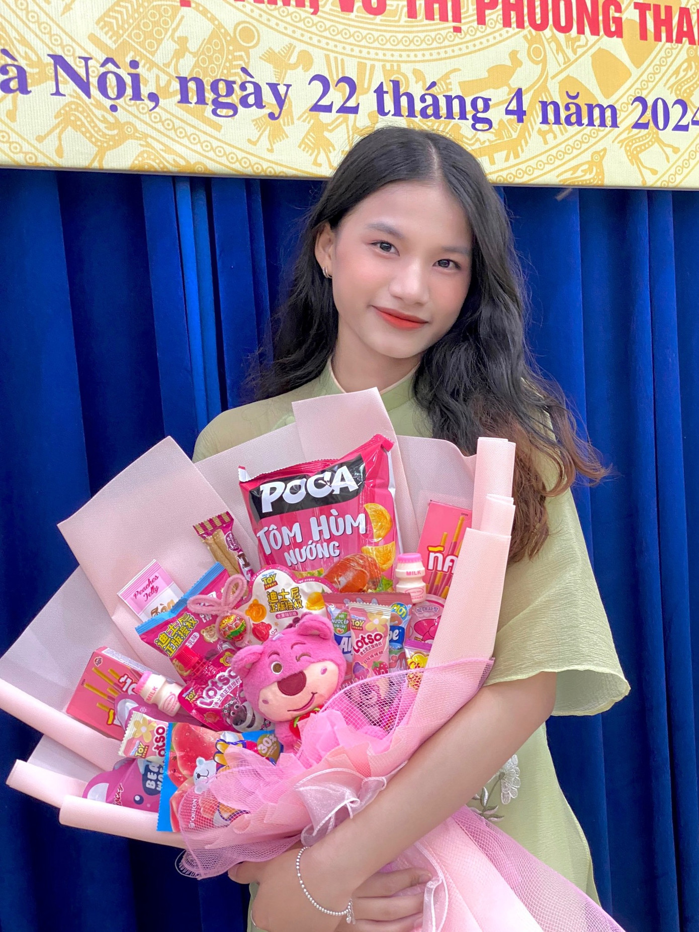 Nữ sinh tại buổi bảo vệ khóa luận tốt nghiệp.