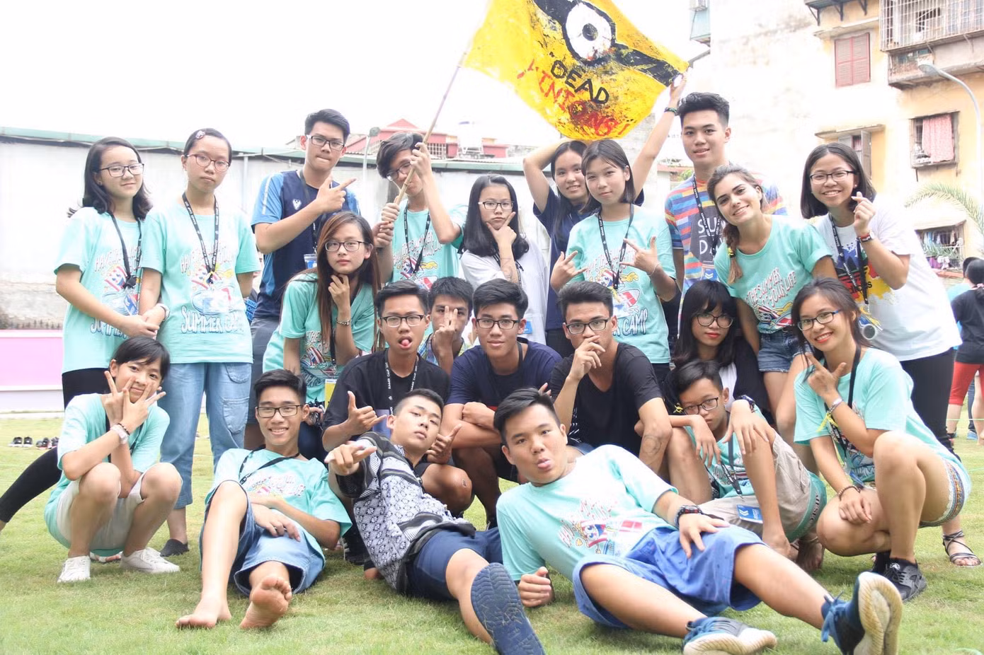 Hải Anh (thứ 3 từ trái qua phải) với vai trò Facilitator (Người hướng dẫn) tại Summer Camp của AIESEC.