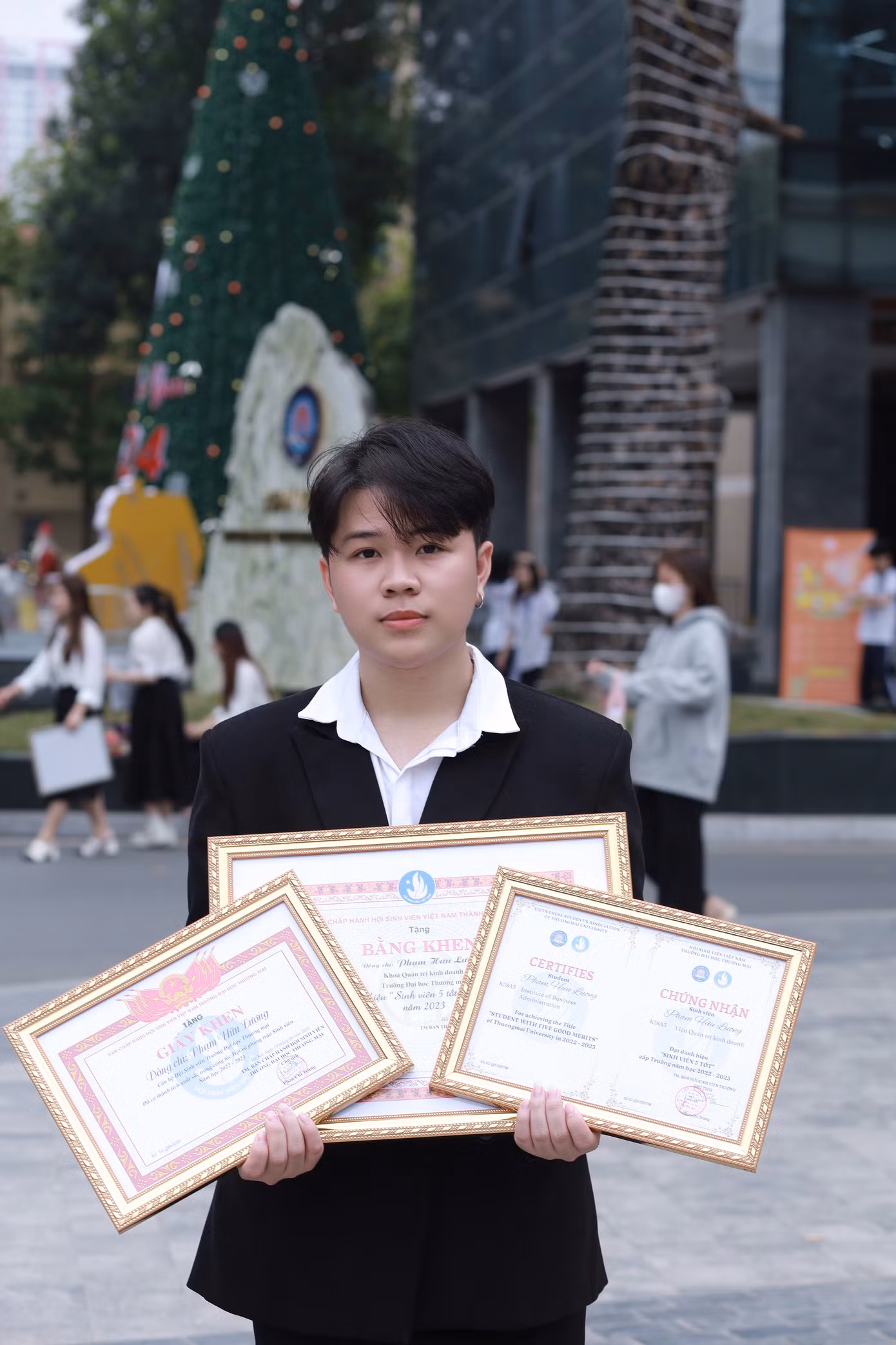 Hữu Lương nhận 3 bằng khen trong Lễ kỉ niệm 74 năm Ngày truyền thống Học sinh – Sinh viên. Hữu Lương nhận 3 bằng khen trong Lễ kỉ niệm 74 năm Ngày truyền thống Học sinh – Sinh viên.