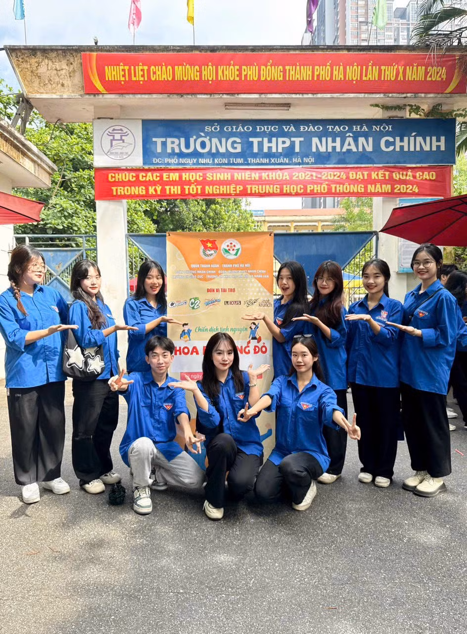 Thu Uyên tham gia tiếp sức mùa thi. Thu Uyên tham gia tiếp sức mùa thi.