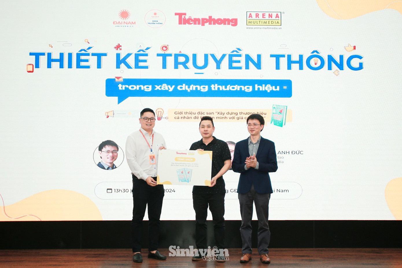 Nhà báo Nguyễn Tuấn Anh cùng ông Lê Hồng Hải – Hiệu trưởng Hệ thống Arena Multimedia đã trao tặng 100 cuốn Xây dựng thương hiệu cá nhân để tự bán mình với giá cao nhất cho TS Trần Văn Lệ - Trưởng khoa Truyền thông Trường Đại học Đại Nam.