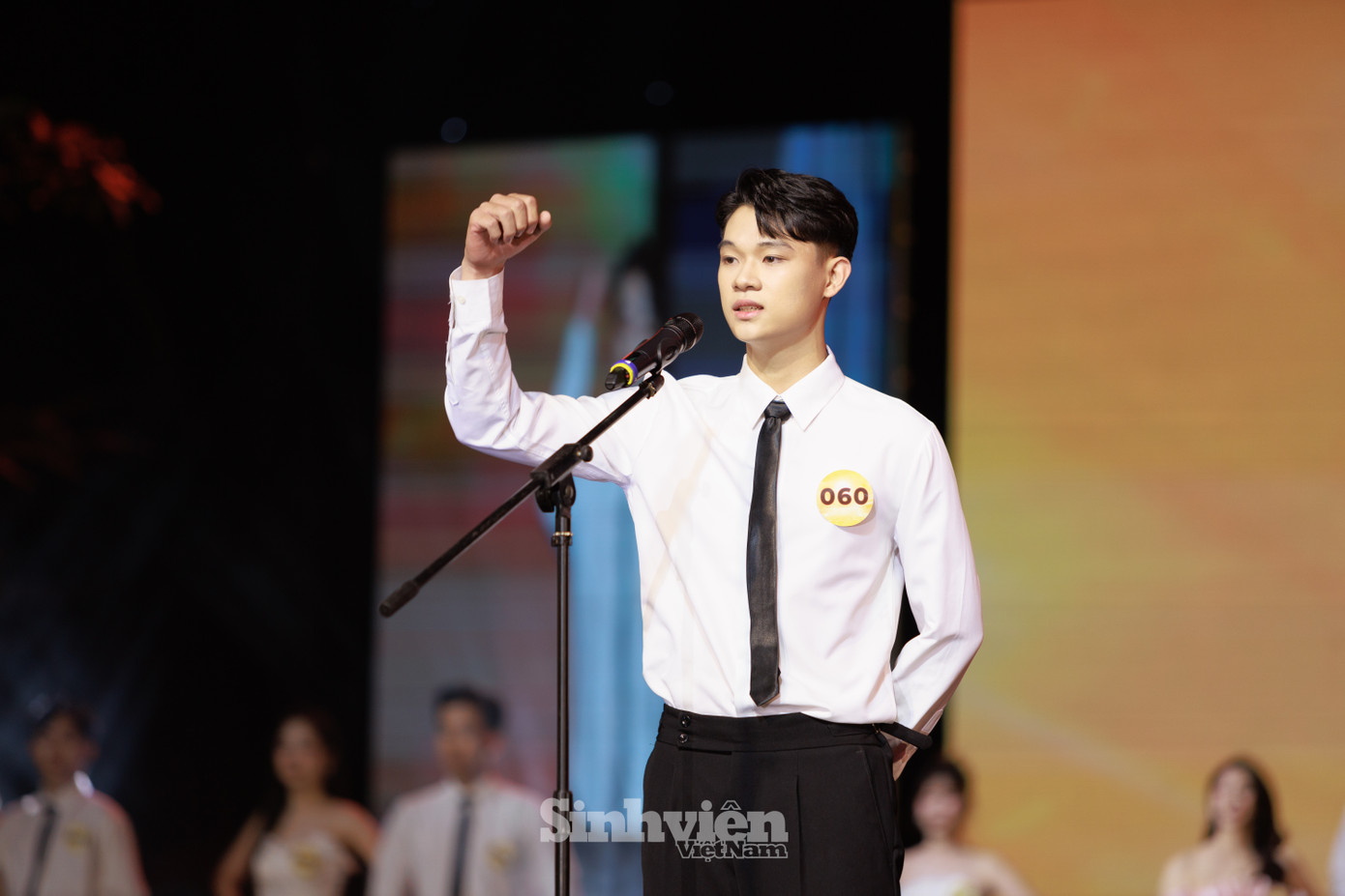 Phần thi chào hỏi để lại nhiều dấu ấn khi top 20 không chỉ hô vang tên và số báo danh của mình, mà còn truyền tải thông điệp về phong cách sống trong xã hội hiện đại. Phần thi chào hỏi để lại nhiều dấu ấn khi top 20 không chỉ hô vang tên và số báo danh của mình, mà còn truyền tải thông điệp về phong cách sống trong xã hội hiện đại.