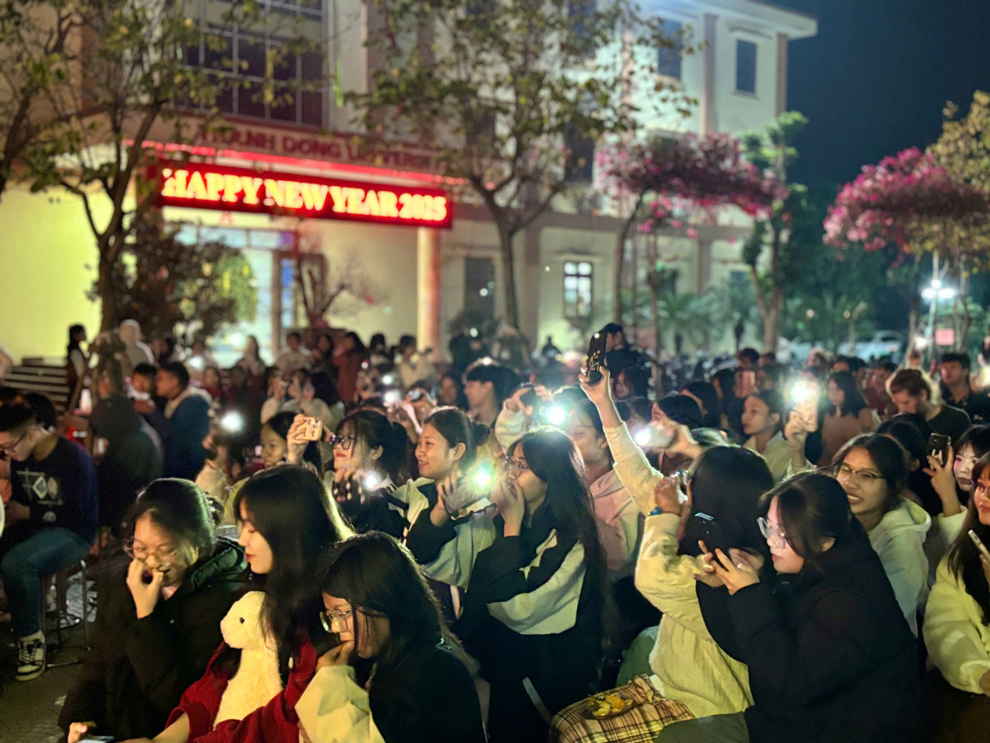 Các bạn sinh viên hào hứng, cổ vũ các tiết mục âm nhạc. Các bạn sinh viên hào hứng, cổ vũ các tiết mục âm nhạc.