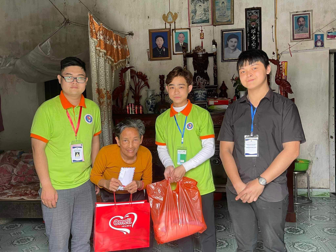 Mạnh cùng các bạn sinh viên tham gia chương trình "Tết yêu thương 2024", tặng quà cho các gia đình có hoàn cảnh khó khăn.