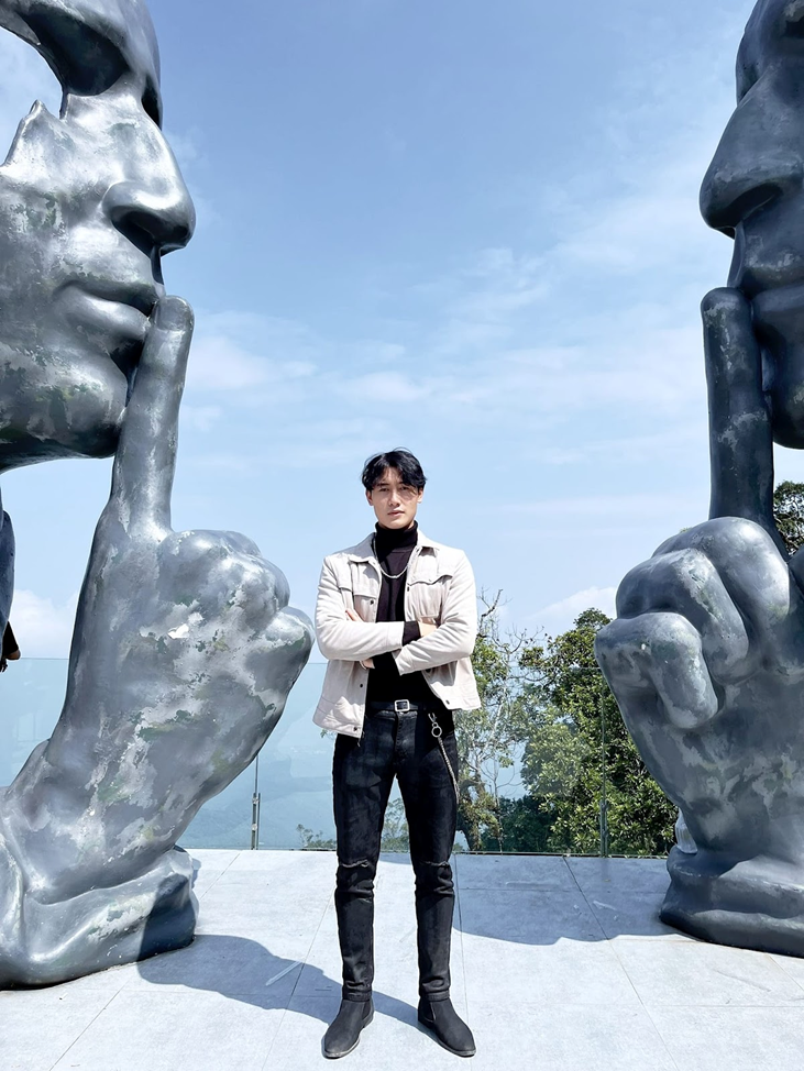 Vẻ ngoài điển trai và sở hữu chiều cao lý tưởng của Oai Aly. Vẻ ngoài điển trai và sở hữu chiều cao lý tưởng của Oai Aly.