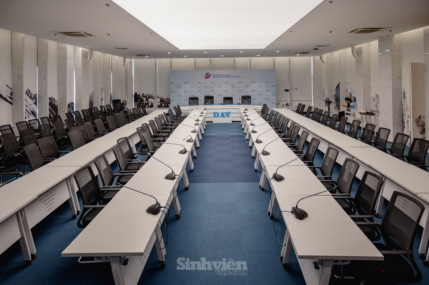 Phòng Hội thảo Geneva còn được sinh viên gọi là "phòng Thuỵ Sỹ". Đây là căn phòng do Bộ Ngoại giao Liên Bang Thuỵ Sỹ tặng Học viện nhân dịp 50 thiết lập quan hệ ngoại giao 2 nước.