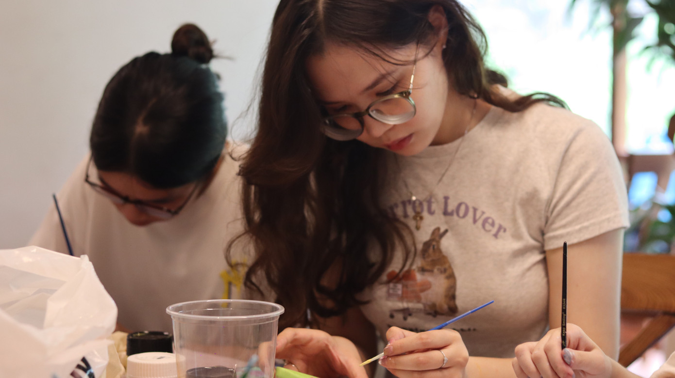 Maia trong buổi training các thành viên về chuyên môn trước ngày hội chợ của trường diễn ra.