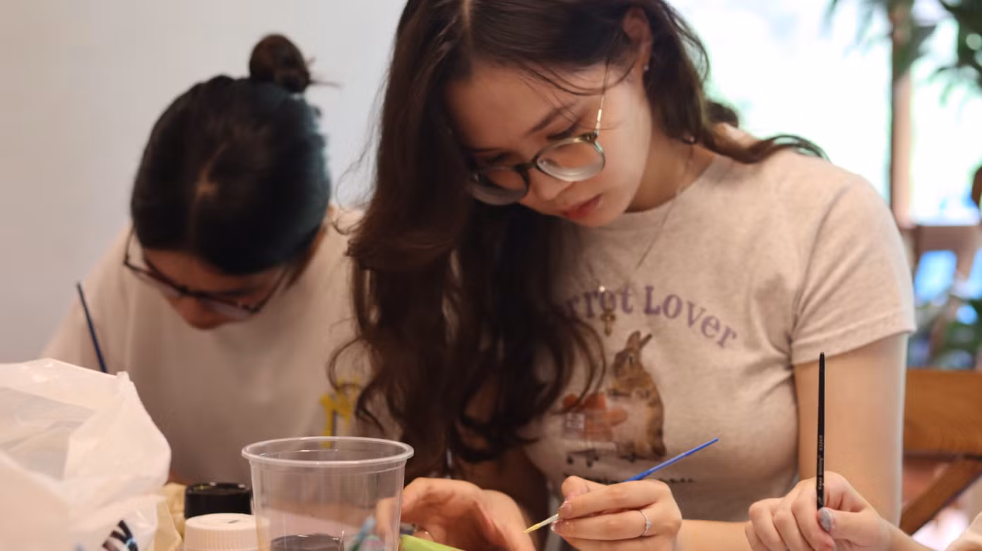 Maia trong buổi training các thành viên về chuyên môn trước ngày hội chợ của trường diễn ra.