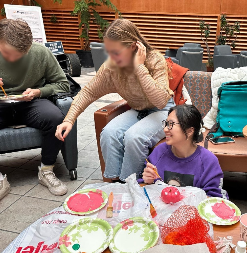 Sự kiện tô màu bí đỏ nhân dịp Halloween của Câu lạc bộ do Nhi cùng các bạn trong Ban chủ nhiệm tổ chức.