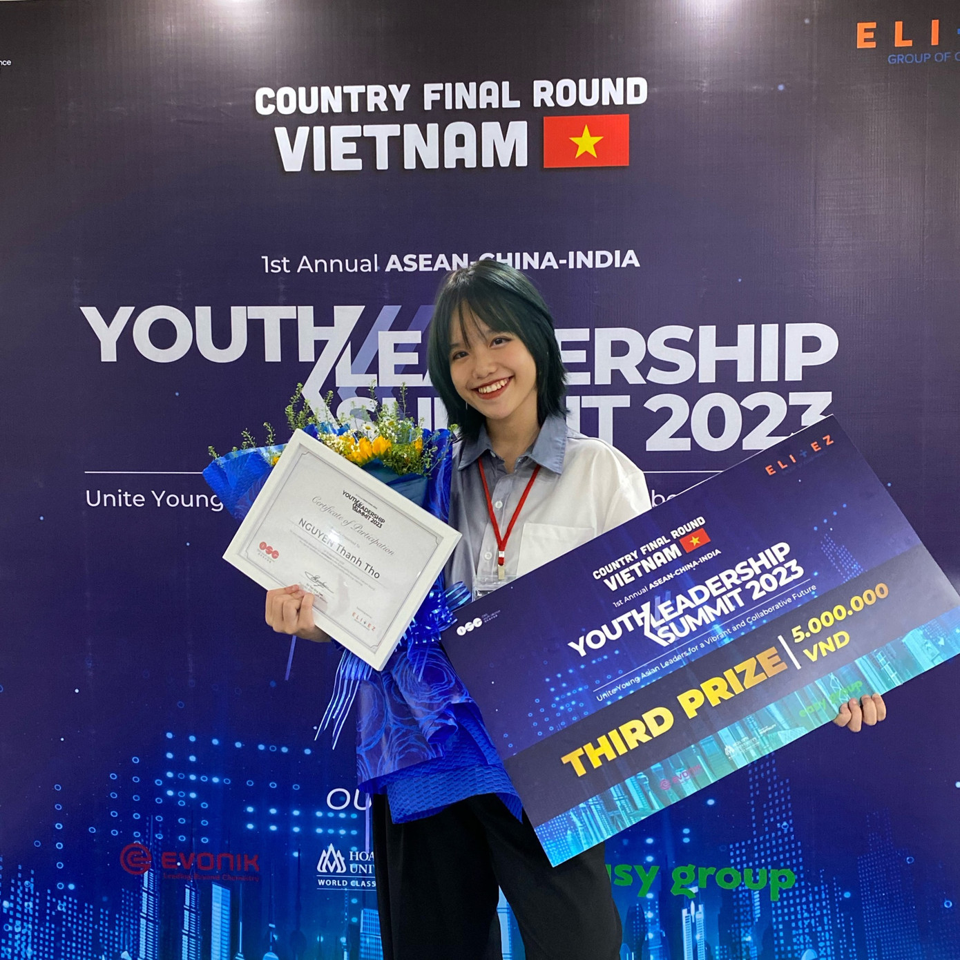 Nguyễn Thành Thơ là sinh viên năm nhất ngành Quản lý Công nghiệp, trường Đại học Bách khoa - ĐHQG-HCM. Nguyễn Thành Thơ là sinh viên năm nhất ngành Quản lý Công nghiệp, trường Đại học Bách khoa - ĐHQG-HCM.