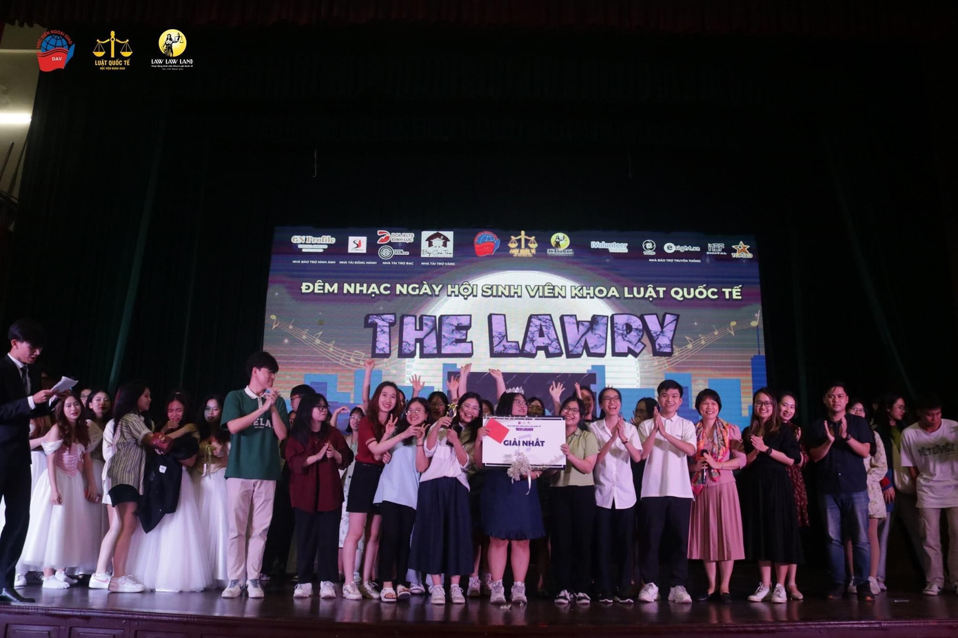 Diệu Anh cùng các thành viên trong nhóm “RUN PASS DEADLINES” tham gia “Ngày hội Law breaking day” của khoa Luật, Học viện Ngoại Giao và giành cúp vô địch.
